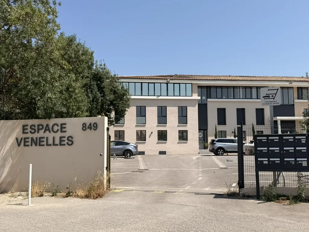 Entrée du bâtiment Espace Venelles
