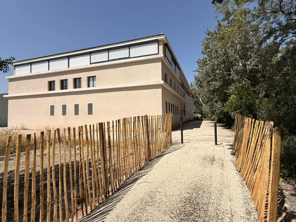 Chemin d'accès piéton longeant le bâtiment Espace Venelles