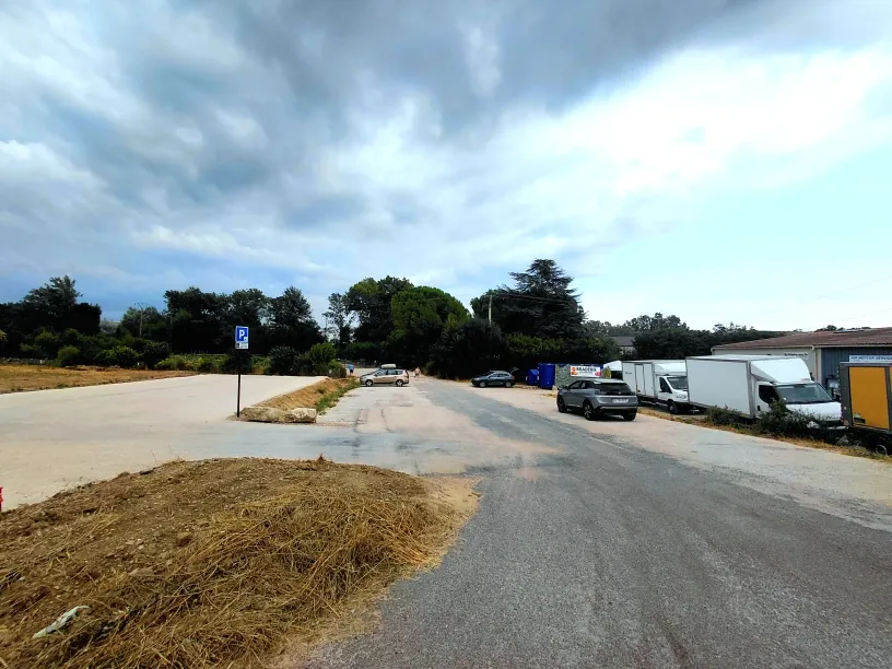 Panneau de stationnement (zone bleue, durée maxi 1h30) et places de parking